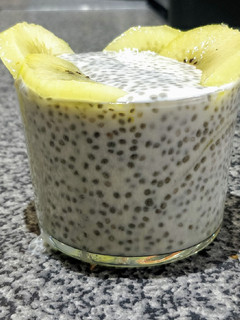 Una foto de Pudding de chía de chocolate blanco con Kiwi Sungold