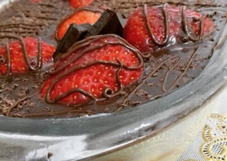 Pavê de leite condensado com morango e chocolate
