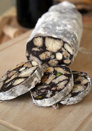 Una foto de Salami de chocolate, un postre italiano sorprendente