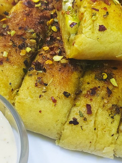 ચીઝી સ્ટફ્ડ ગાર્લિક બ્રેડ :(Cheese stuffed garlic bread recipe in Gujarati) રેસીપી મુખ્ય ફોટો