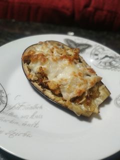 Una foto de Berenjena rellena de pollo especiado