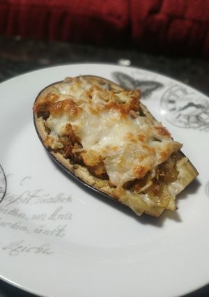 Una foto de Berenjena rellena de pollo especiado