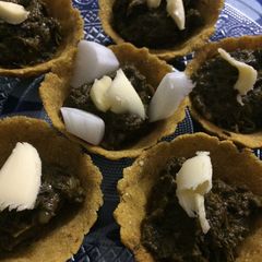 A picture of Sarson ka saag in corn canapes.