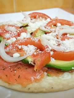 Una foto de Piadina de salmón y aguacate