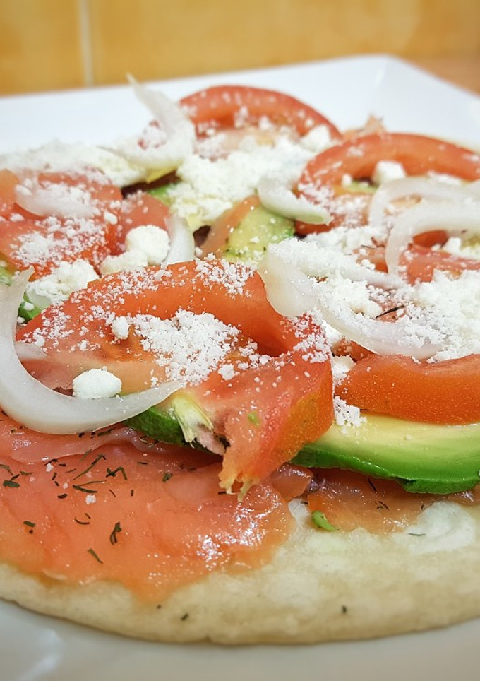 Una foto de Piadina de salmón y aguacate