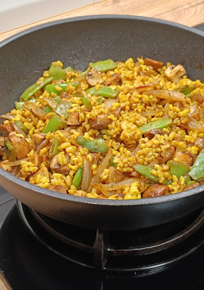Una foto de Cocina de aprovechamiento: wok de arroz integral salteado con champiñones y judías verdes