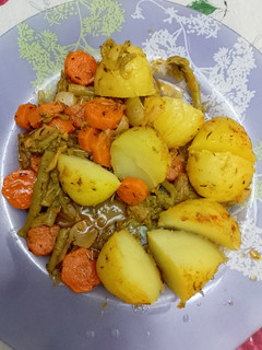 Una foto de Salteado de patatas zanahoria y espárragos