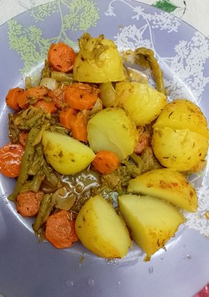 Una foto de Salteado de patatas zanahoria y espárragos