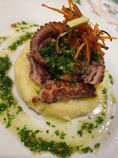 Una foto de Pulpo con puré de papa cremoso