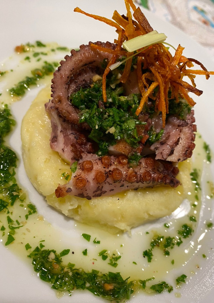 Una foto de Pulpo con puré de papa cremoso