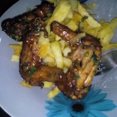 A picture of Fried with ganished chicken wings.