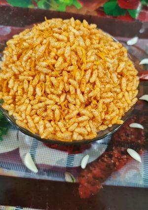 વધારેલા લસણીયા મમરા (Vagharela Lasaniya Mamra Recipe In Gujarati) રેસીપી મુખ્ય ફોટો