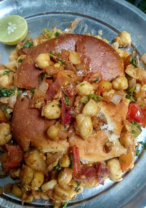 A picture of Bread Chole.