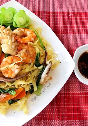 Hình của món Mì Trứng Xào Hải Sản.