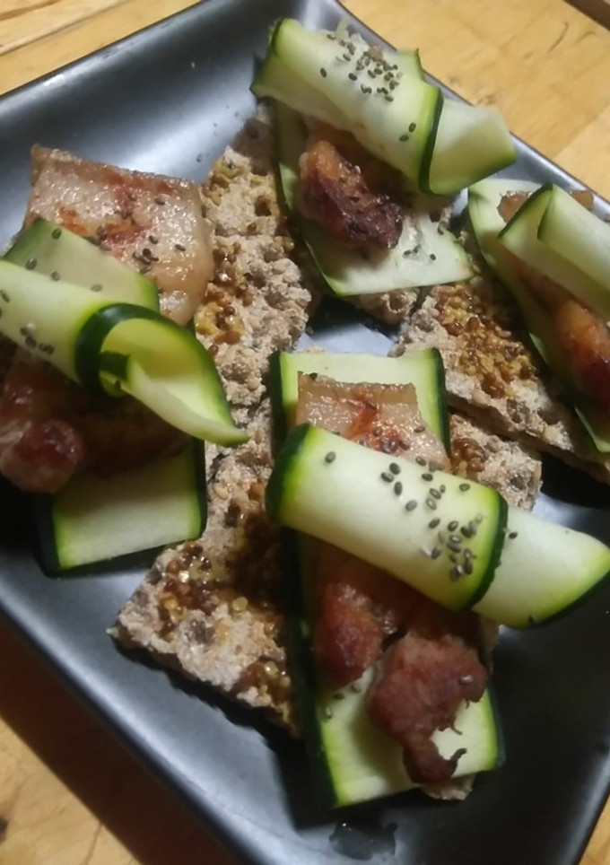 Una foto de Pincho de Panceta y Calabacín, al toque de mostaza