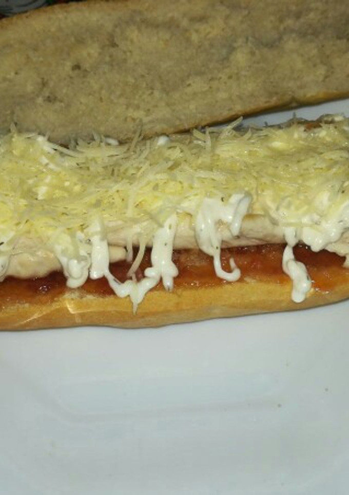 Una foto de 54. Bocadillo de pechuga con mermelada