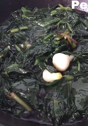 Una foto de Acelgas fritas con ajos tiernos
