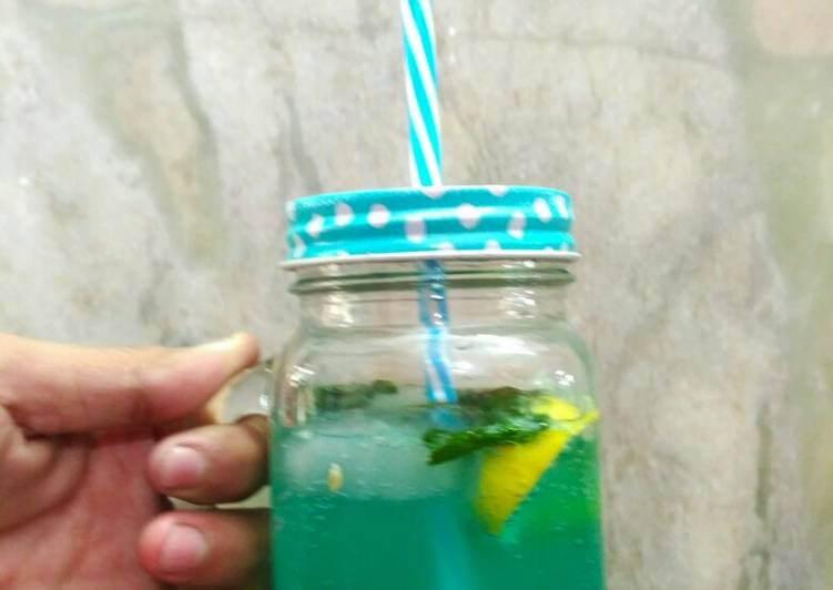 Blue lagoon mojito