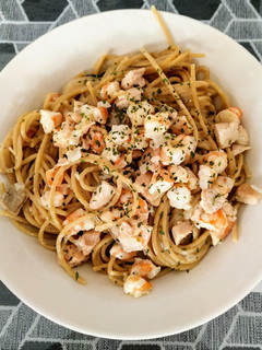 Una foto de Espaguetis con gambas y salmón