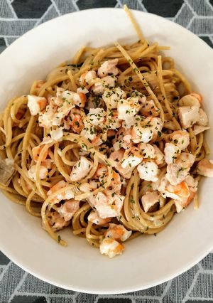Una foto de Espaguetis con gambas y salmón