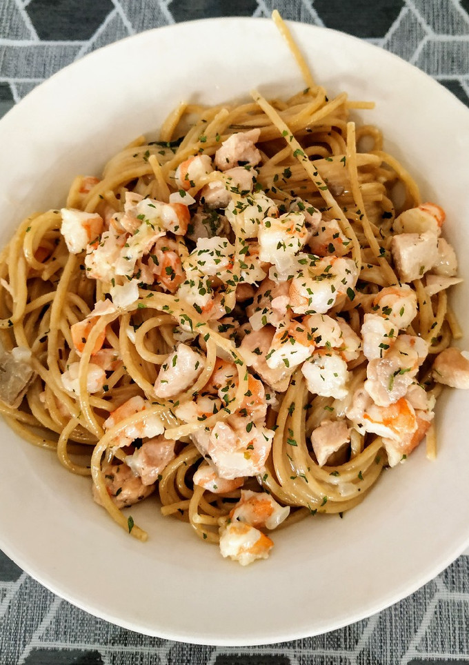 Una foto de Espaguetis con gambas y salmón