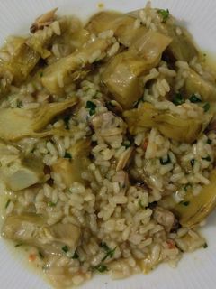 Una foto de Arroz con alcachofas y almejas