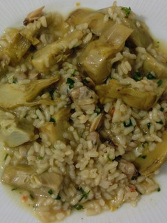 Una foto de Arroz con alcachofas y almejas