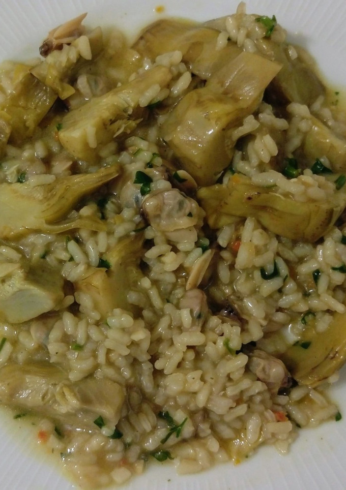 Una foto de Arroz con alcachofas y almejas