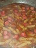 Pasta hecha en salsa con salchichitas