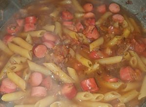 Una foto de Pasta hecha en salsa con salchichitas