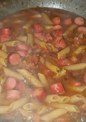 Una foto de Pasta hecha en salsa con salchichitas