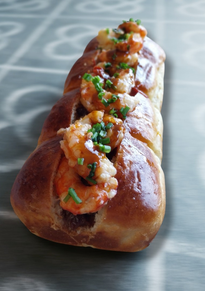 Una foto de Brioche de panceta ibérica, piquillos y gambas
