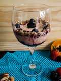 Creme de papaia com coulis de frutas vermelhas e mix de castanha