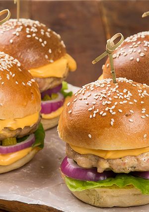 Una foto de Mini hamburguesas de pollo🍔😋