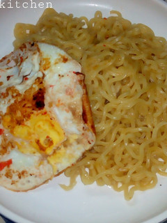 Noodles with fry egg ainihin hoton girkin
