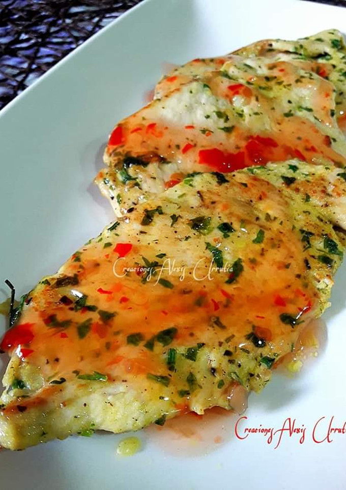 Una foto de Feletes de pollo marinados en jengibre, cardamomo y cúrcuma