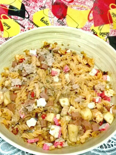Una foto de Ensalada de espirales de lenteja y marisco