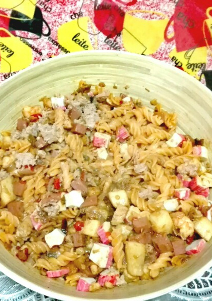 Una foto de Ensalada de espirales de lenteja y marisco