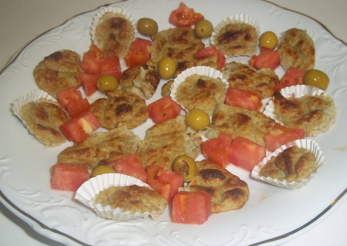 Flores de berenjena con tomate y aceitunas