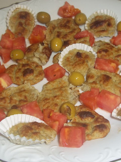 Una foto de Flores de berenjena con tomate y aceitunas