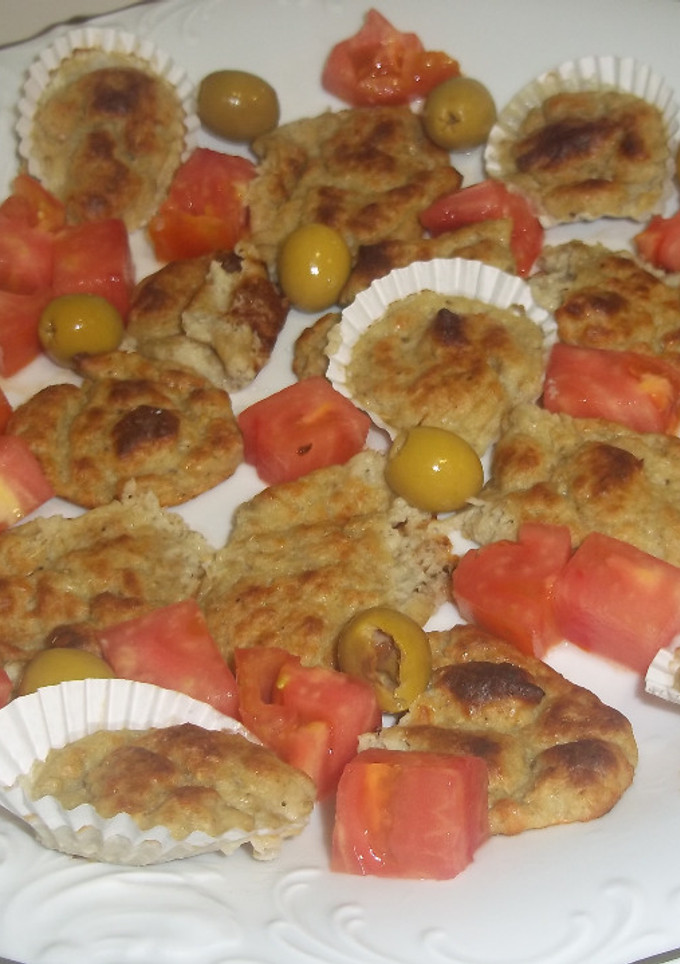 Una foto de Flores de berenjena con tomate y aceitunas