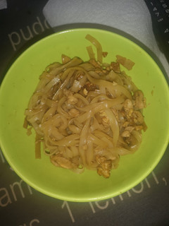 Una foto de Noodles con pollo