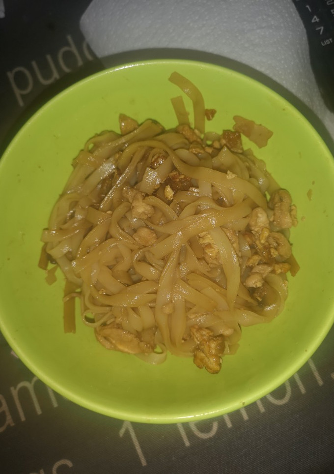 Una foto de Noodles con pollo