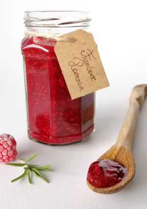 Une photo de Confiture allégée framboise/romarin