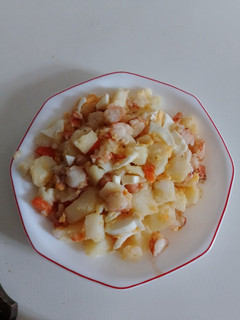 Una foto de Ensalada de patata y gambones