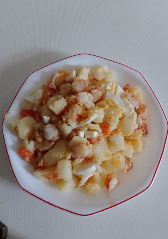 Una foto de Ensalada de patata y gambones