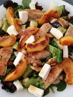 Una foto de Ensalada de pollo y melocotón
