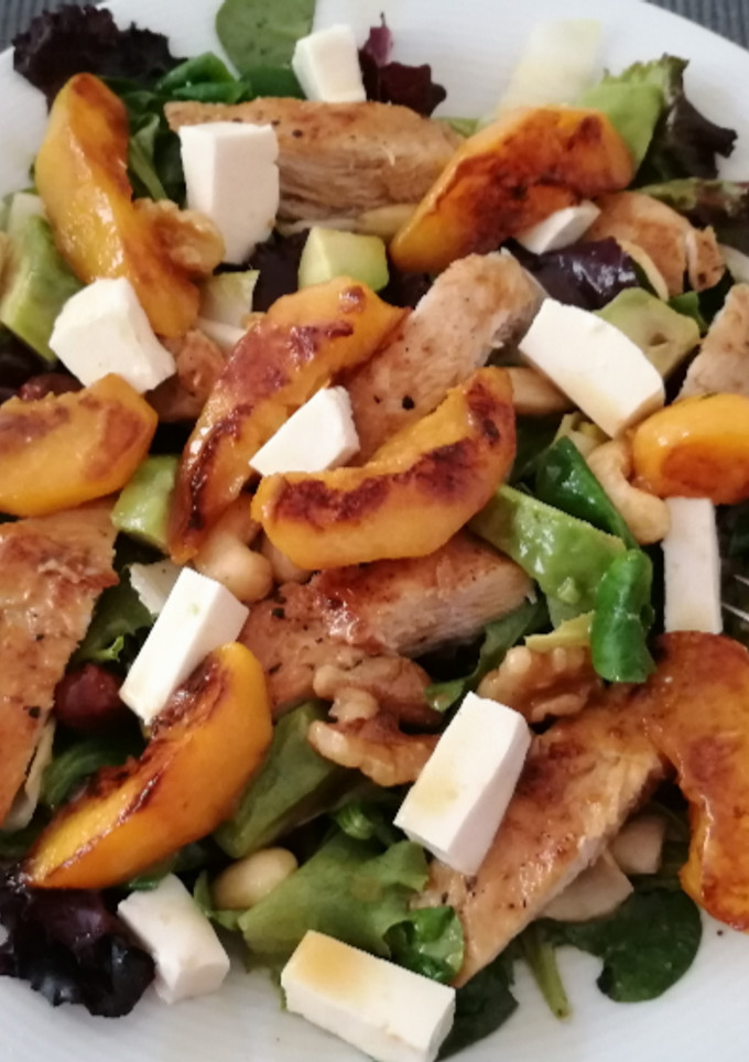 Una foto de Ensalada de pollo y melocotón