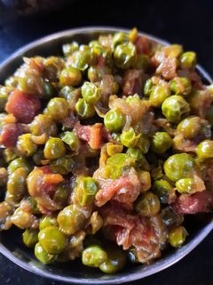 मटार उसळ (matar usal recipe in marathi) रेसिपी चे मुख्य फोटो