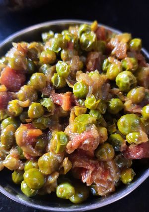 मटार उसळ (matar usal recipe in marathi) रेसिपी चे मुख्य फोटो 